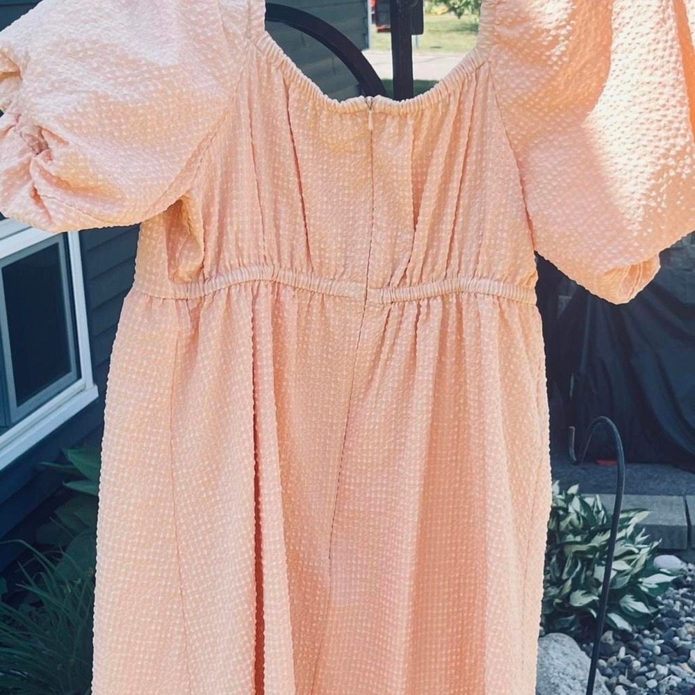 Peachy pink dress with puffy sleeves and zipper back. Size: M
